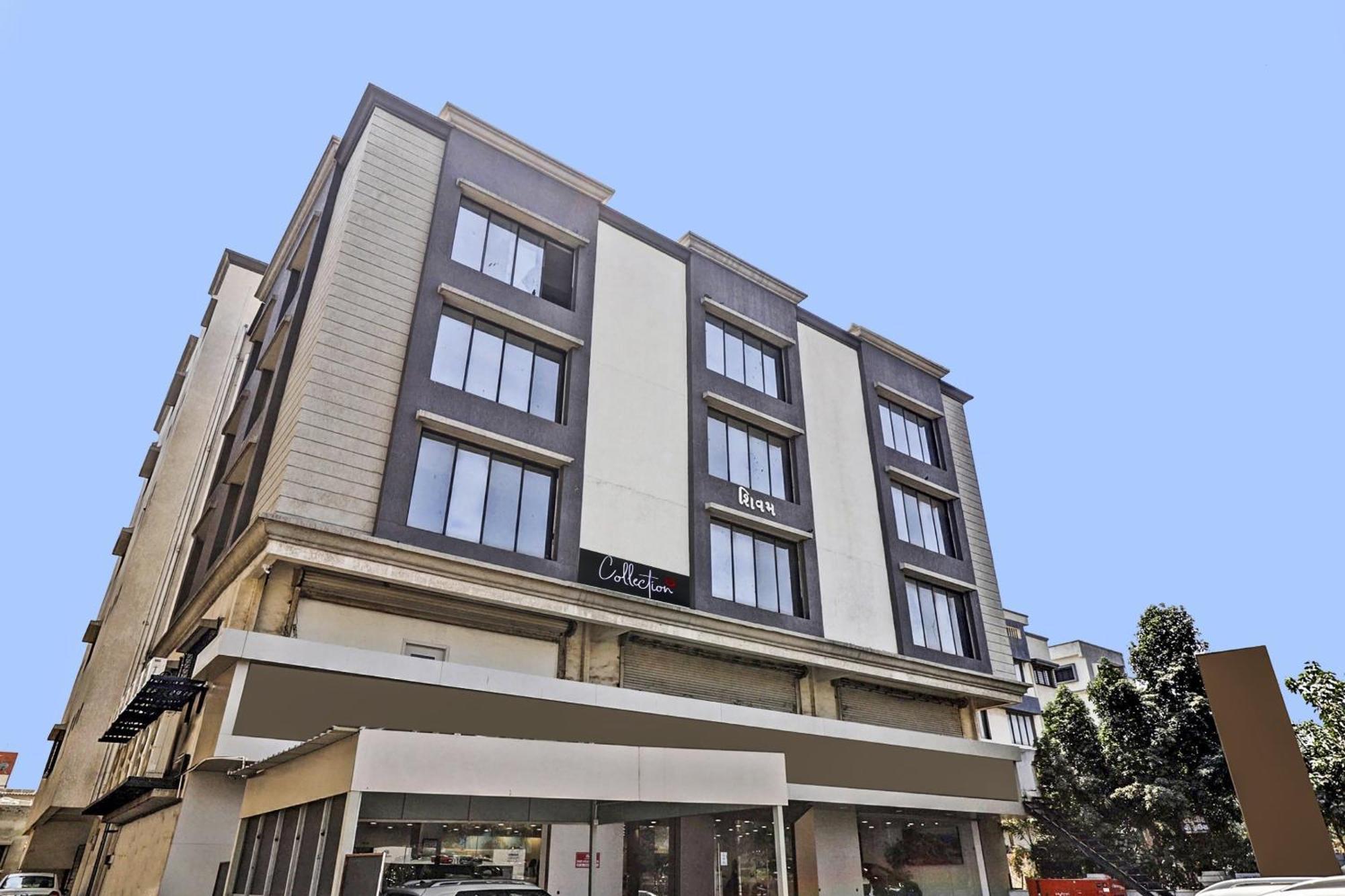 Collection O Laxmi Kuber Hotel Utran Exterior photo